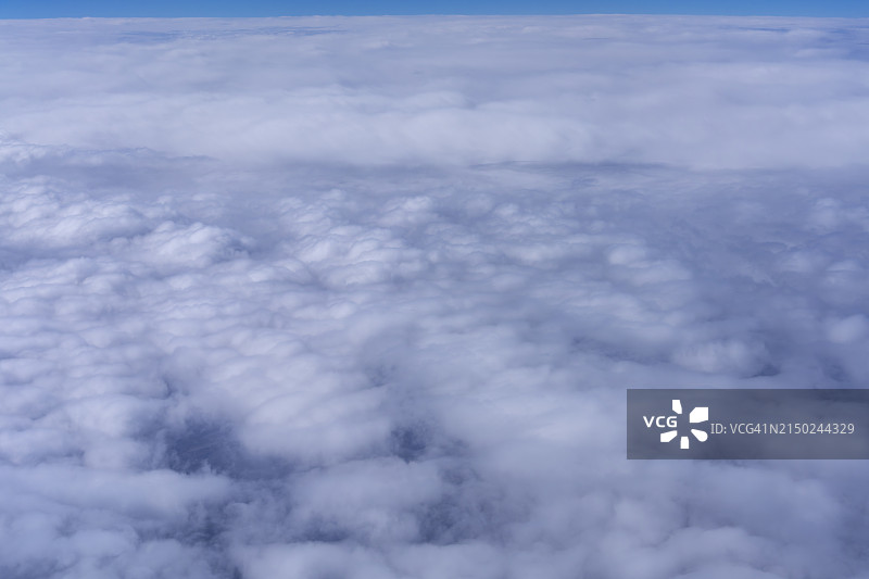 背景：云端之上图片素材