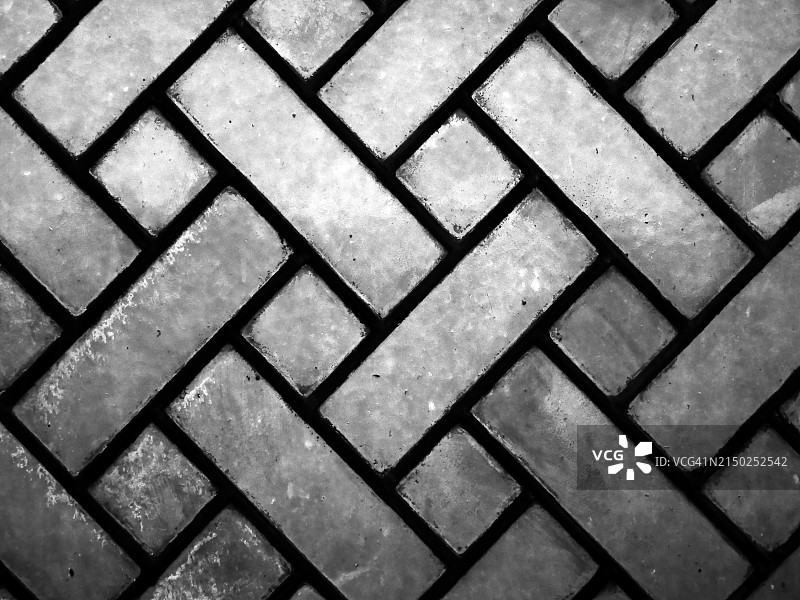 英国伦敦的矩形和方形鹅卵石人行道黑白特写图片素材