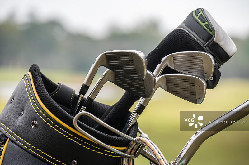 高尔夫球袋中的高尔夫球杆特写图片素材