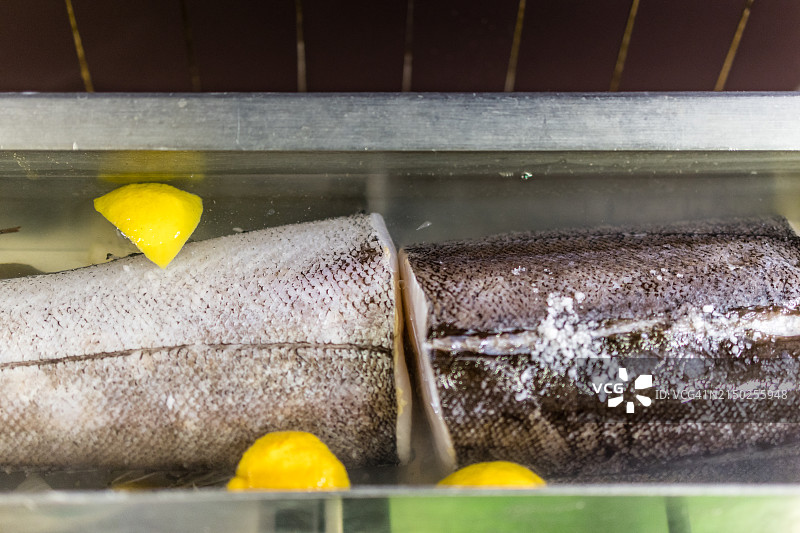 锅中烹饪无须鳕图片素材