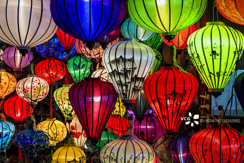 越南会安市的传统丝绸吊灯笼图片素材