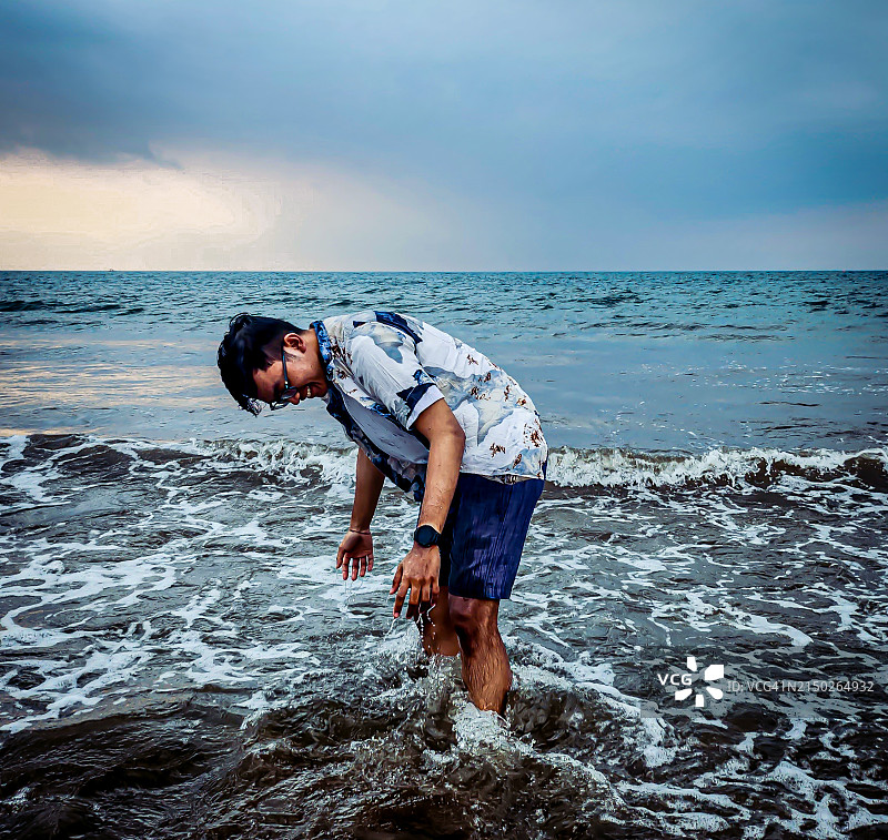 海浪嬉戏图片素材