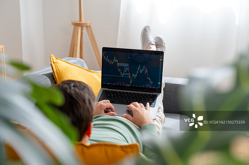 在家用笔记本电脑分析财务图表的人图片素材
