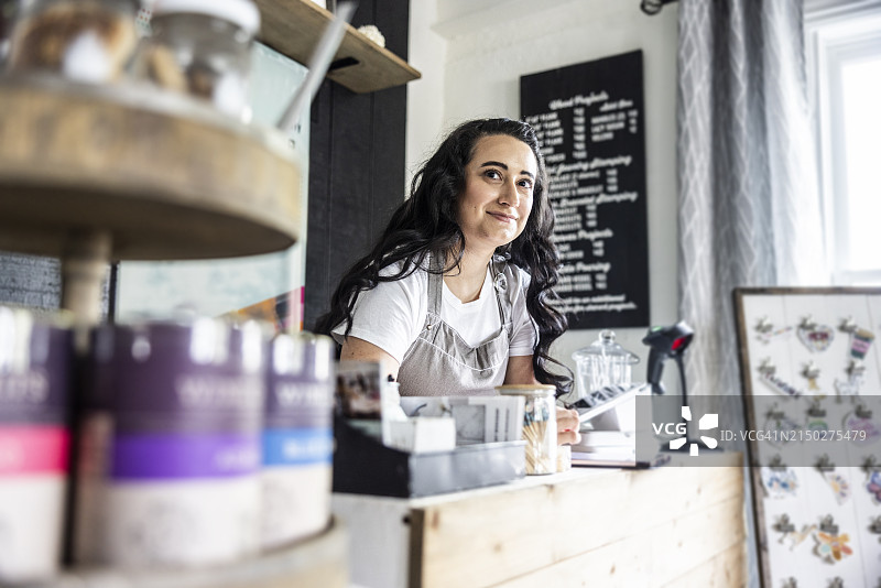 在零售柜台工作的女小企业主图片素材