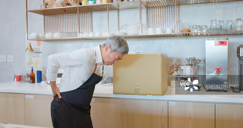 老年男子搬运纸箱图片素材