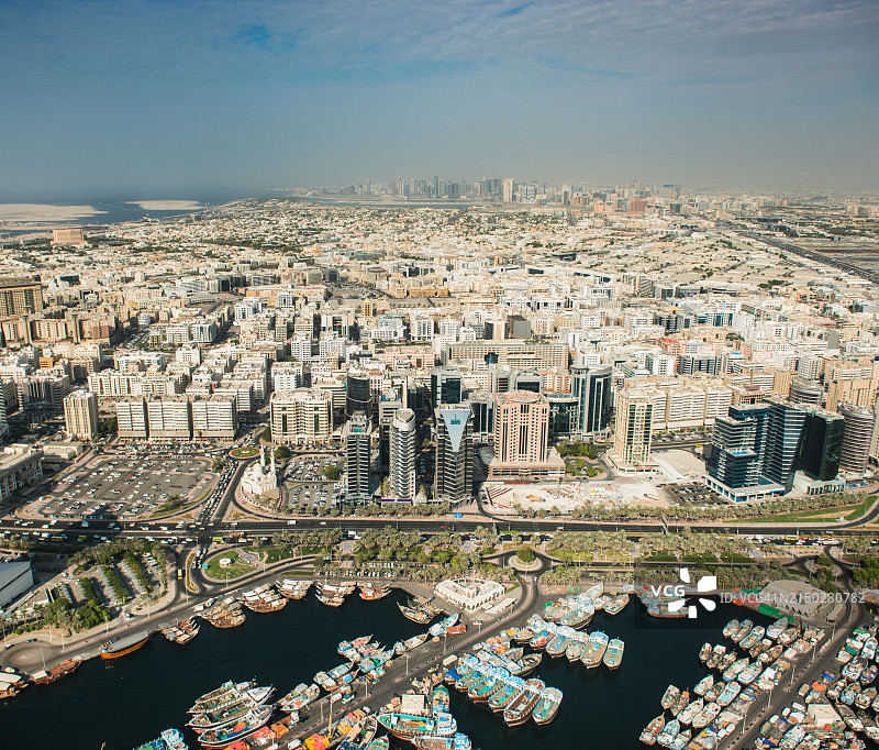 从直升机拍摄的迪拜城市鸟瞰图图片素材