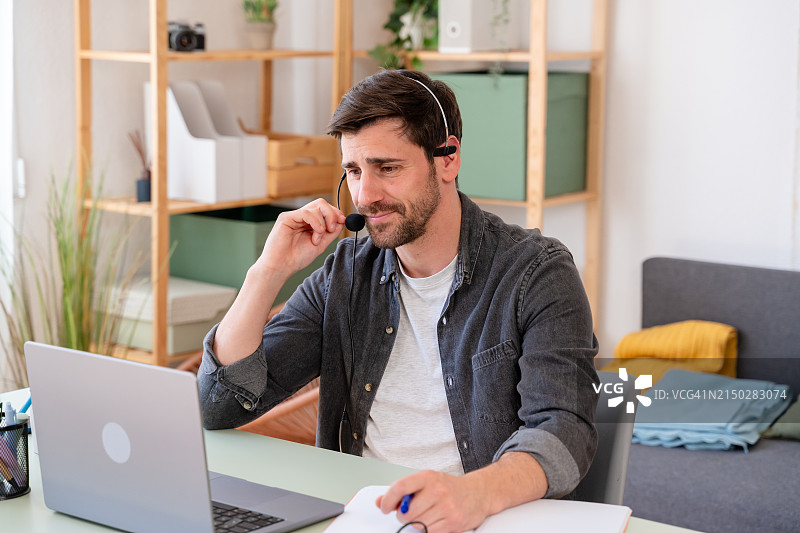 在家工作的年轻职场人士图片素材