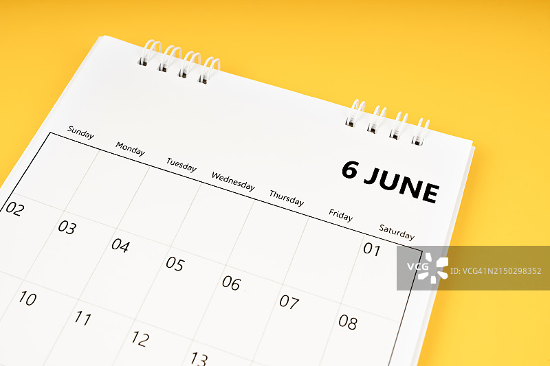 黄色背景上的2024年六月桌面日历图片素材