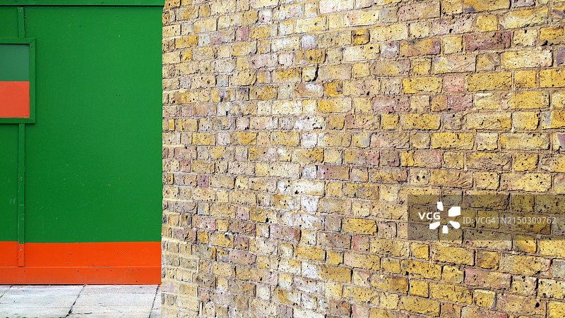 伦敦街角一侧的风化黄色砖墙图片素材