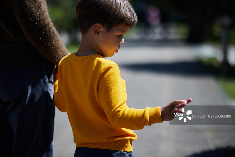患有自闭症的男孩正在进行自我刺激行为图片素材