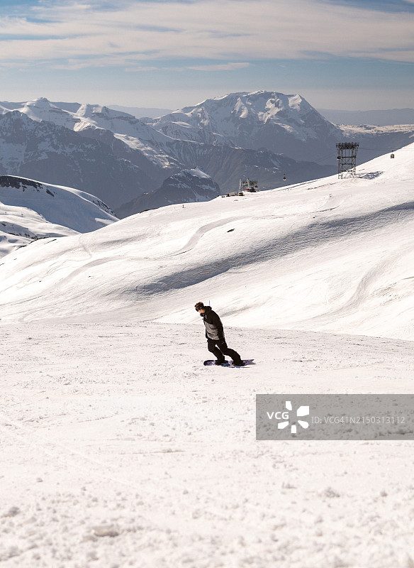 滑雪者在莱德阿尔卑斯山的美丽风景中享受滑雪图片素材