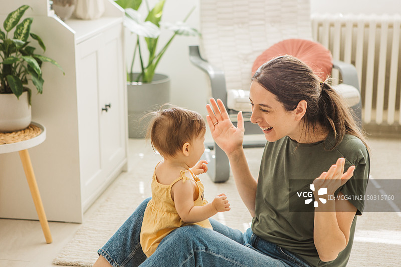 快乐的妈妈和女儿在家图片素材