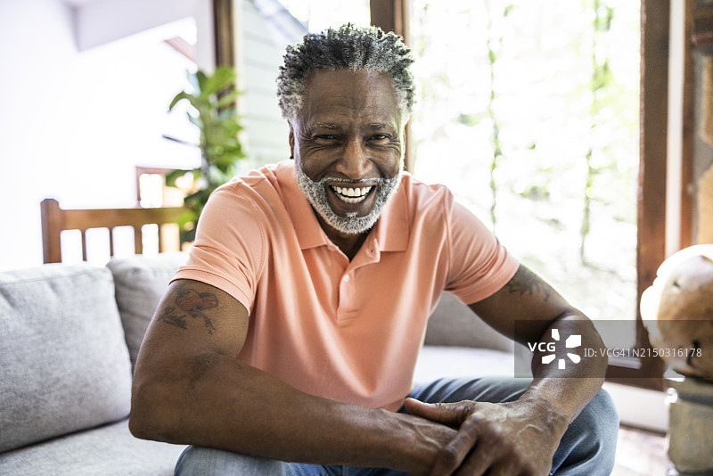 在家沙发上的老年男人肖像图片素材