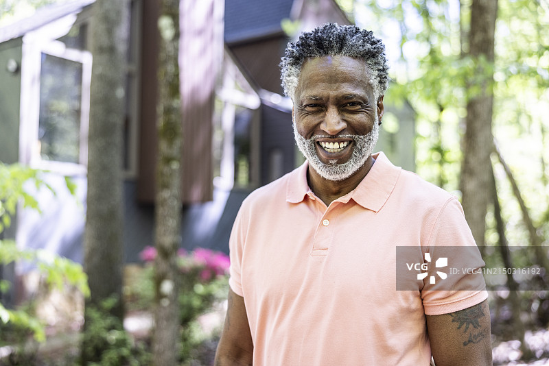 郊区住宅前的老年男人肖像图片素材