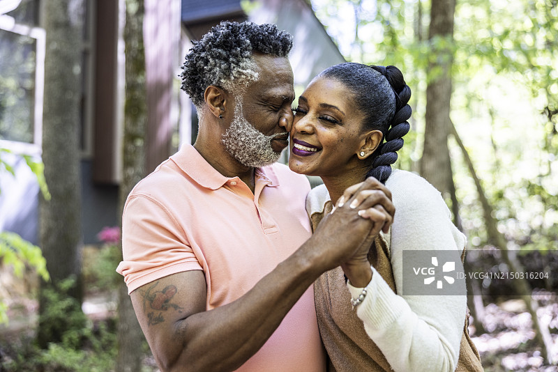 郊区住宅前的老年夫妇肖像图片素材