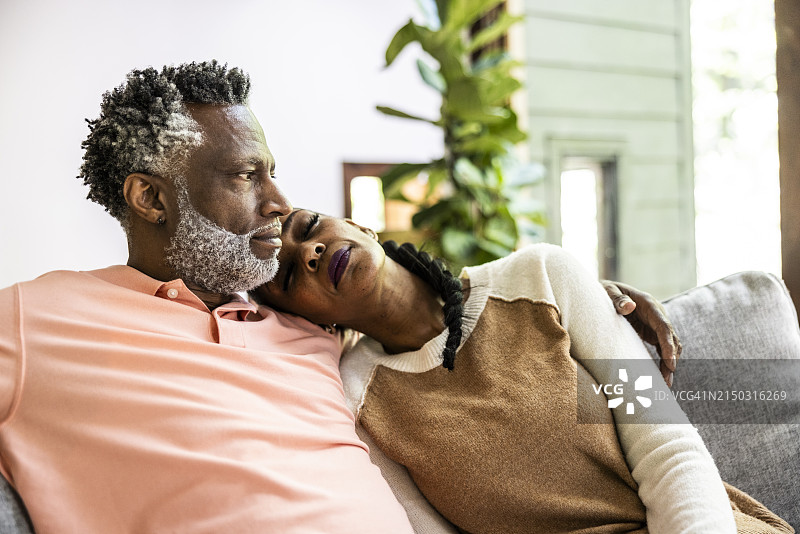 年长的夫妇在家中沙发上的肖像图片素材