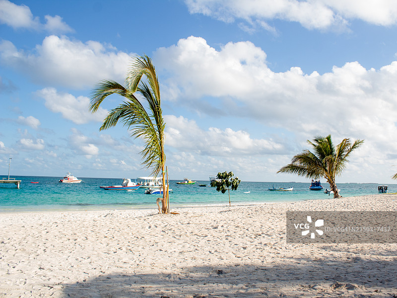 海滩对着天空的美景图片素材