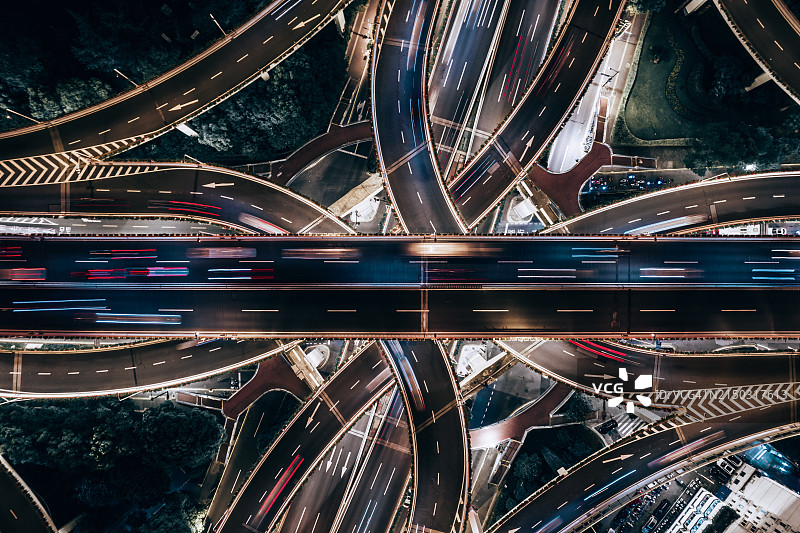 无人机视角下夜晚立交桥与城市交通图片素材