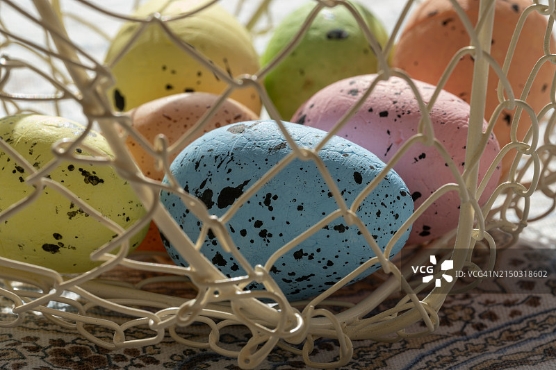 桌子上的复活节彩蛋特写图片素材