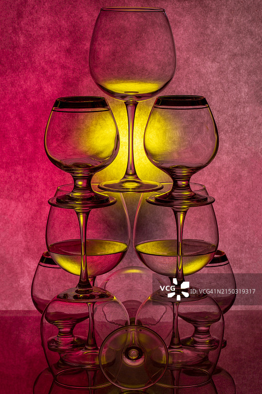 靠墙桌上的葡萄酒杯特写图片素材