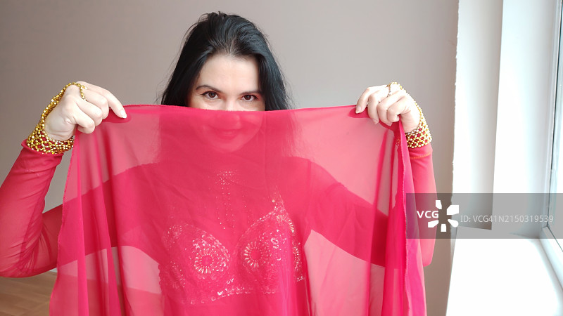 手持粉色围巾的女人肖像图片素材