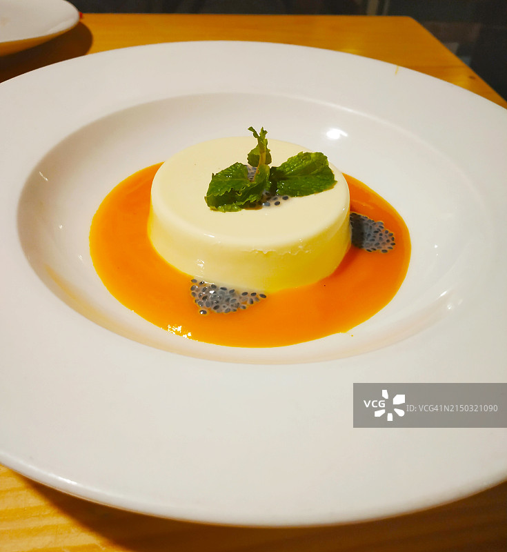 餐桌上盘子里的甜点特写图片素材