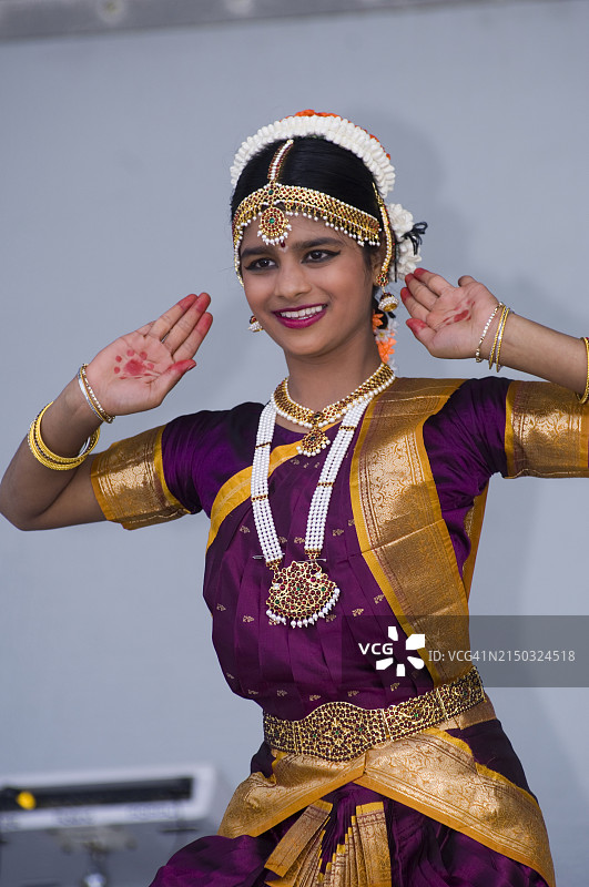 在纽约长岛华盛顿港亚裔美国人节上，一位身着传统服装的印度裔美国女性正在表演图片素材