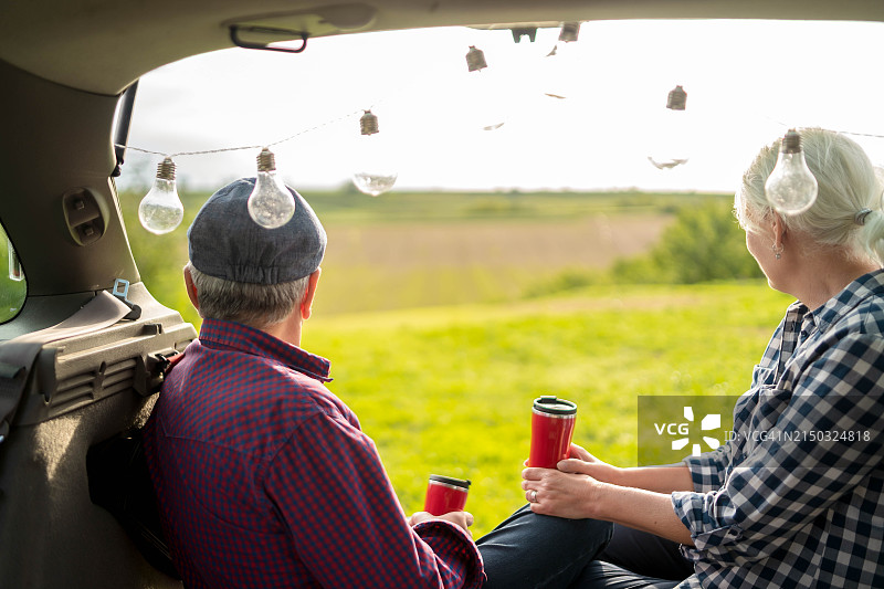 情侣坐在货车后座图片素材