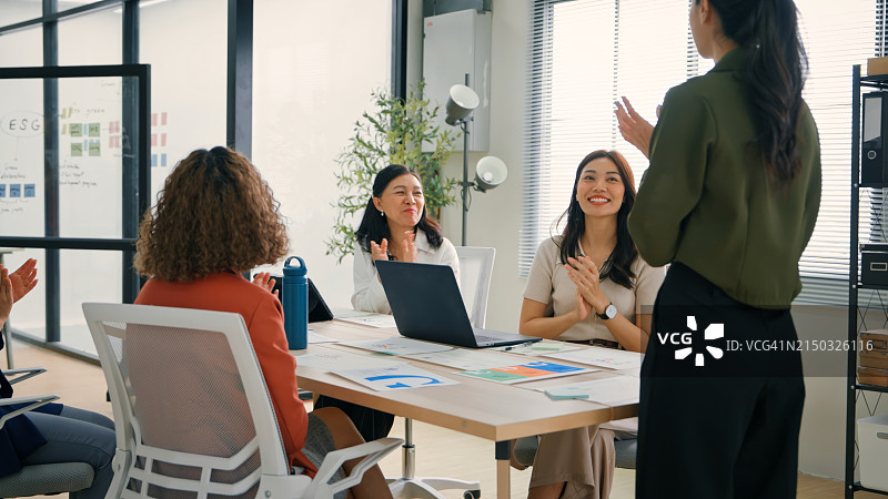 团队会议中对ESG进展表示赞赏图片素材