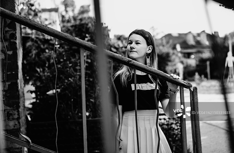 穿着现代服装在城市环境中的少女肖像图片素材