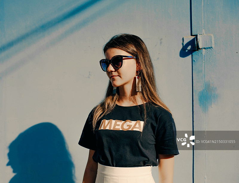 穿着现代服装在城市环境中的少女肖像图片素材