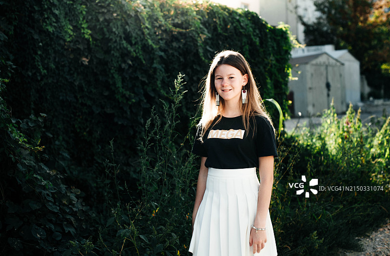 穿着现代服装在城市环境中的少女肖像图片素材