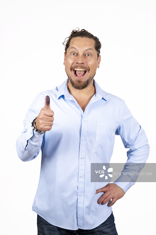 男子参与投票活动图片素材