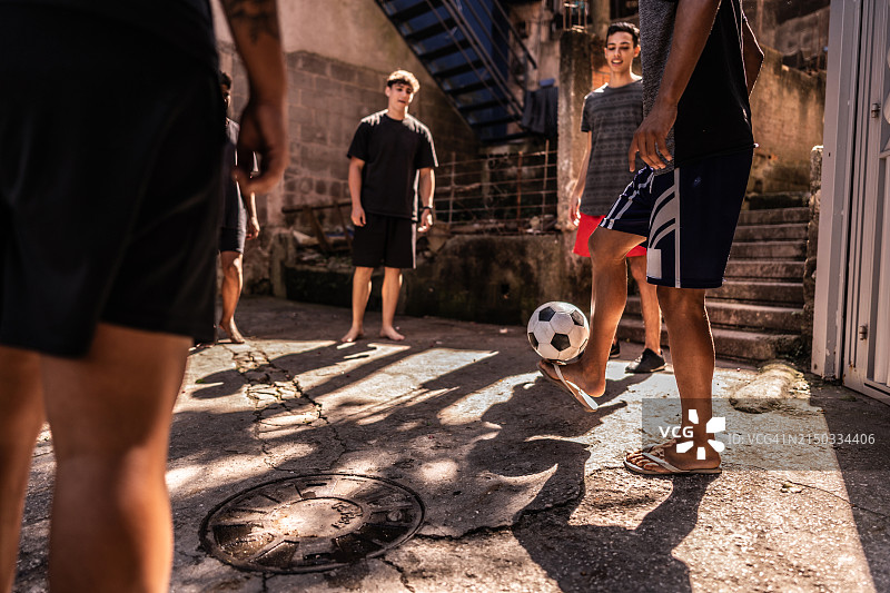 年轻朋友户外踢足球图片素材
