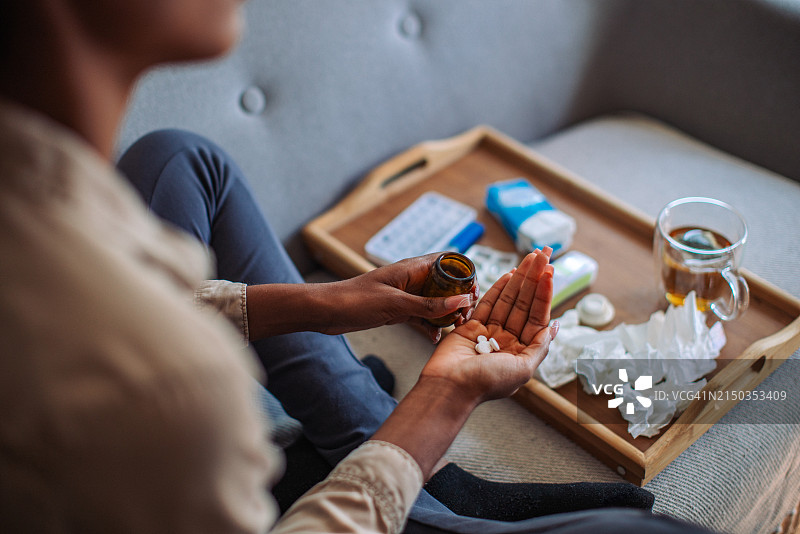 拿着药物和茶杯的手部特写图片素材