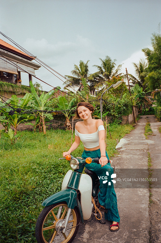 在亚洲骑复古摩托车的女人图片素材