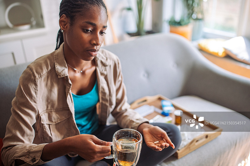 女人在服用药丸前检查药片图片素材