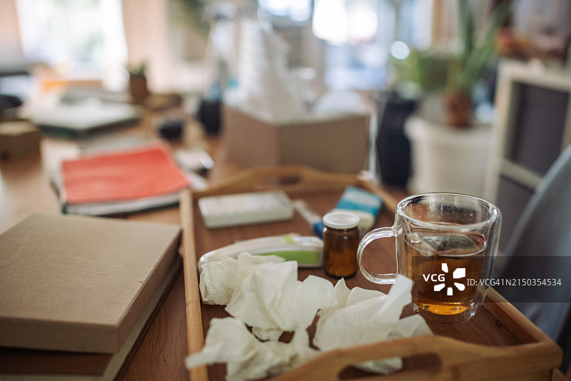 病榻上的茶与纸巾图片素材