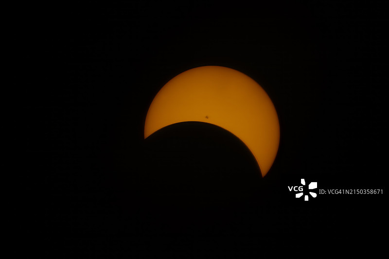 黑暗天空下的日偏食图片素材