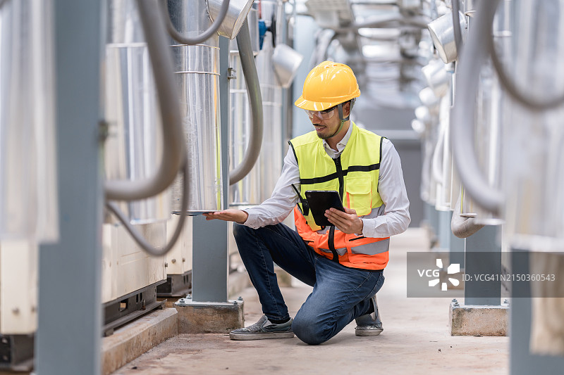 工业工人使用平板电脑检查设备图片素材
