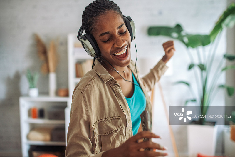 女人笑着唱歌图片素材
