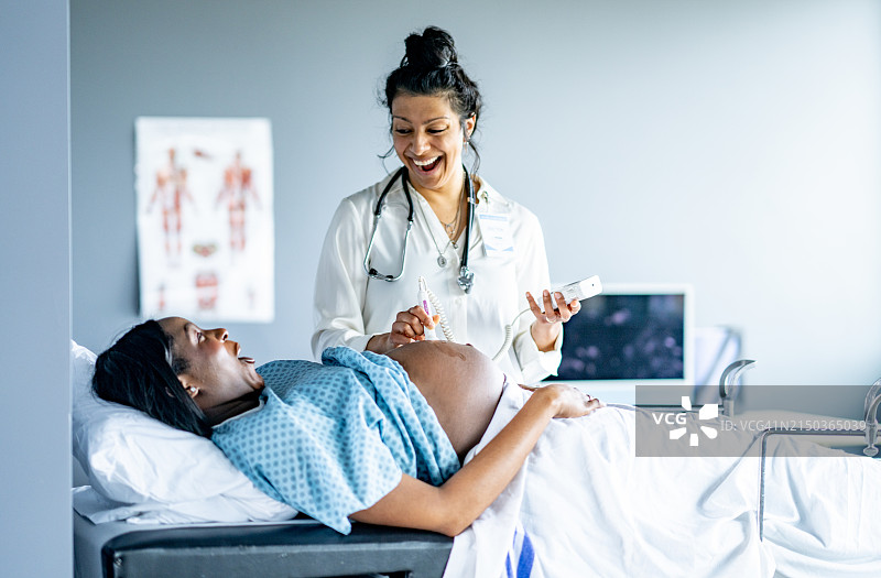 查看婴儿情况图片素材