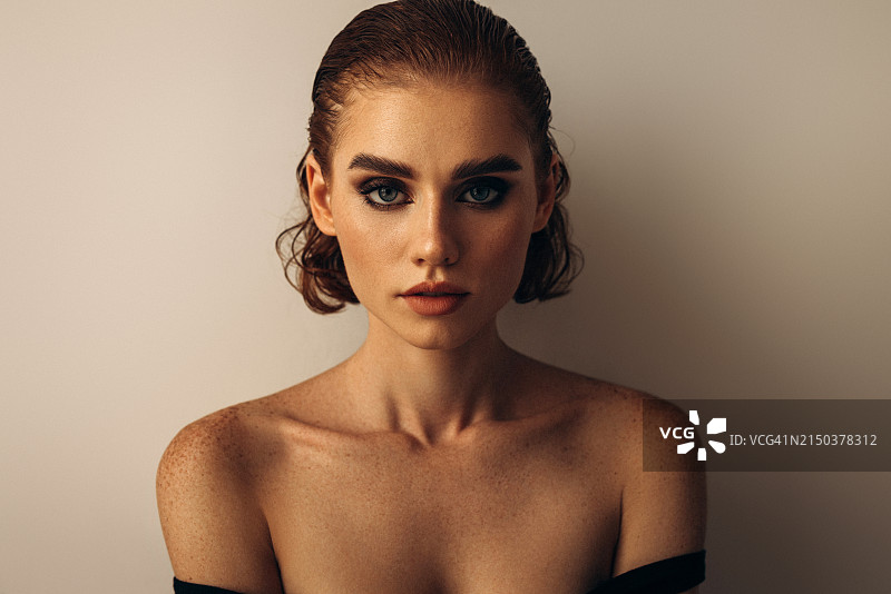 化着晚妆，梳着漂亮发型的女孩图片素材