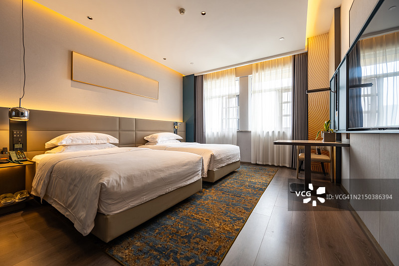 宽敞的标准酒店客房图片素材