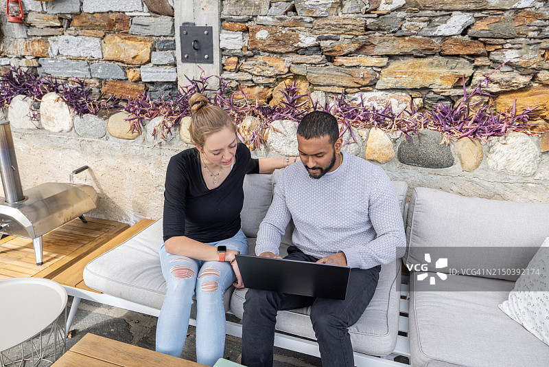 一男一女两名同事远程办公图片素材