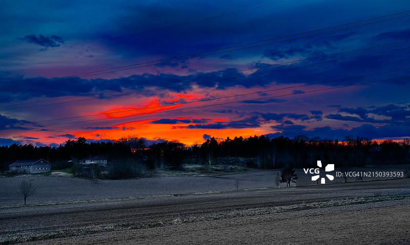 日落时分绚丽的红色和粉色图片素材