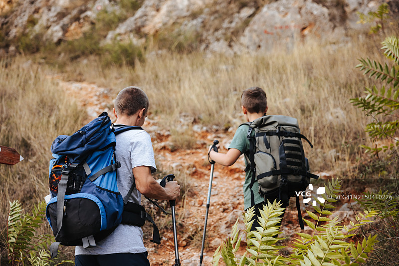 父子在户外共度美好时光图片素材