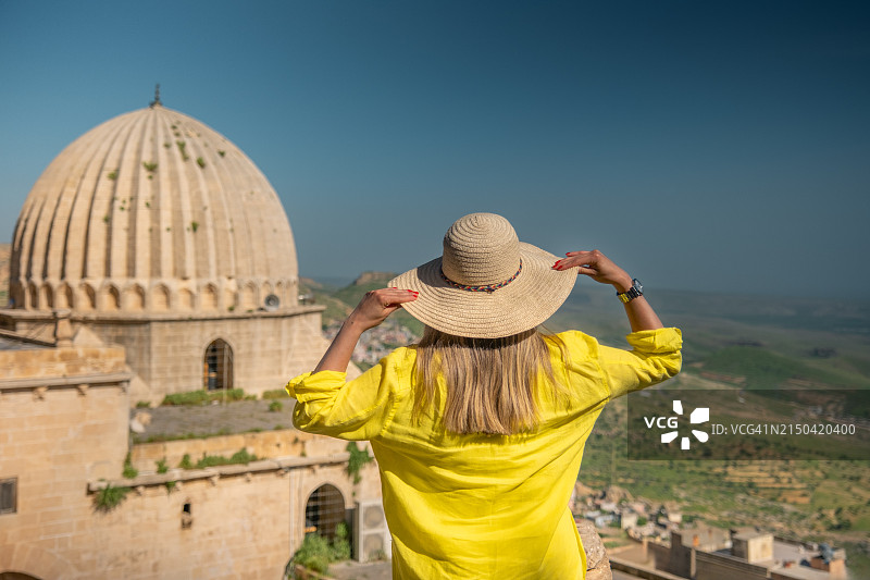 女游客在著名历史名城拍照图片素材
