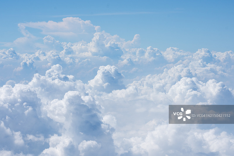 飞机上的蓬松白色和蓝色云朵图片素材