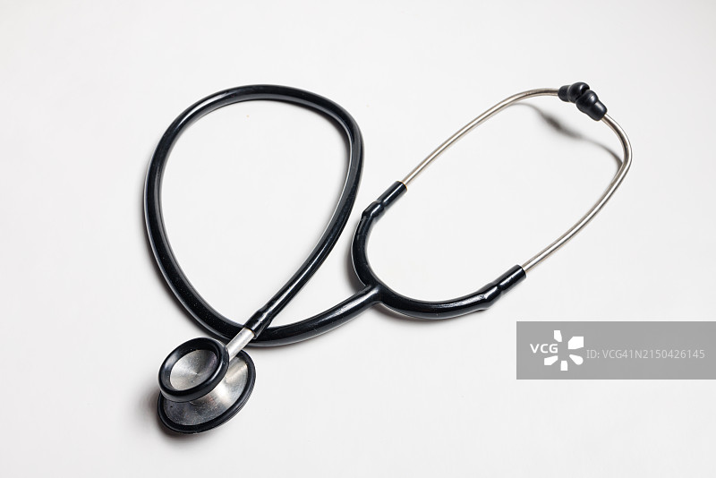 白色背景上的听诊器图片素材